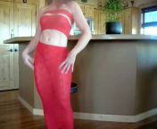 За барной стойкой трахает жену грубо в зад